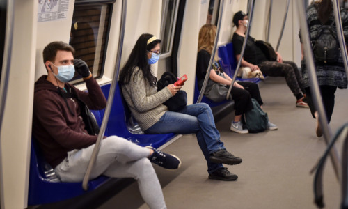 Oameni în metrou cu mască de coronavirus, COVID-19, transport subteran, Metrorex, călători