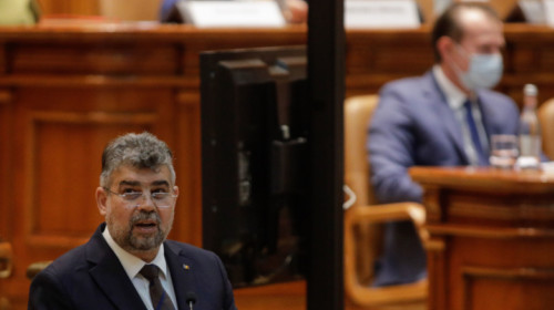 Marcel Ciolacu în Parlament cu Florin Cîțu