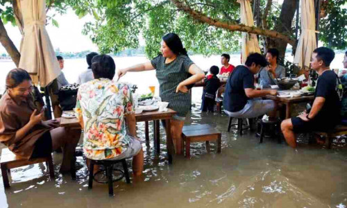 Restaurantul lui Titiporn din Thailanda face valuri de la inundații