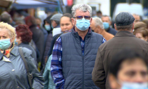 Aglomerație într-o piață din București cu oameni pe stradă purtând mască anti-COVID-19, coronavirus