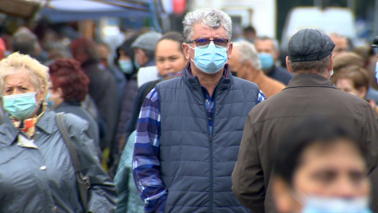 Aglomerație într-o piață din București cu oameni pe stradă purtând mască anti-COVID-19, coronavirus