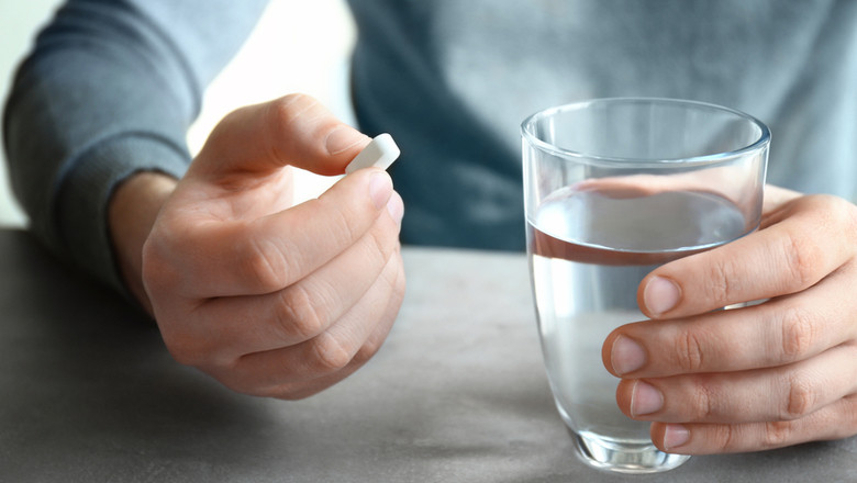 Medicament, pastilă cu pahar de apă pentru tratamentul de boală a unui pacient cu coronavirus sau tulburare psihică ori altă afecțiune medicală de sănătate