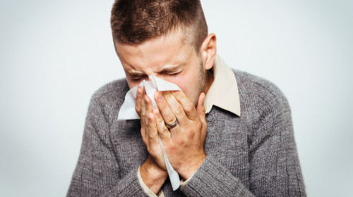 Bărbat tânăr cu gripă sau răceală, îi curg mucii din nas