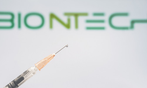 Seringă cu ac de vaccin anticoronavirus, COVID-19, SARS-CoV-2 de la BioNTech