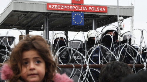 Imigranți refugiați la granița Polonia-Belarus