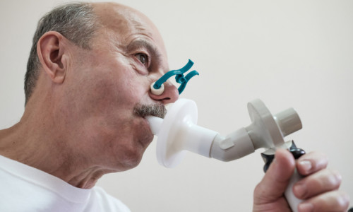 BPOC, bronhopneumonie obstructivă cronică, boală la plămâni, pacient face spirometrie, test de respirație, chestii pulmonare