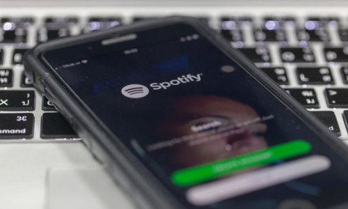 Aplicație online pe smartphone pentru ascultat muzică de Spotify