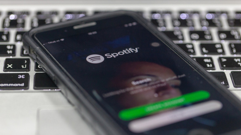 Aplicație online pe smartphone pentru ascultat muzică de Spotify