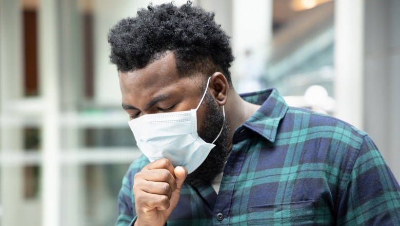 Bărbat africat cu mască de coronavirus COVID-19 tușește după infecția cu SARS-CoV-2