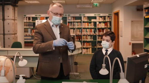 Sorin Cîmpeanu gafează cu test de salivă la elev de școală