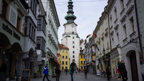 slovacia bratislava oameni pe strada profimedia