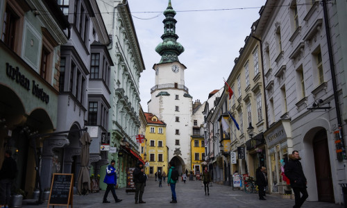 slovacia bratislava oameni pe strada profimedia