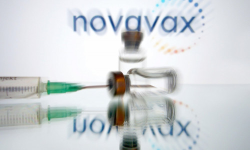 Themed picture-novavax dead vaccine. Novavax Announces Submission of Biological Approval Application in South Korea for NVX-CoV2373. Killed coronaviruses - New dead vaccine from Valneva versus Corona should work better than other vaccines. Vaccine doses w