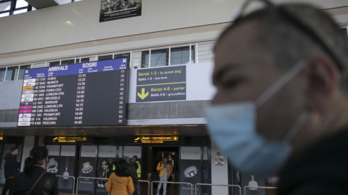 oameni aeroport covid masca inquam octav ganea