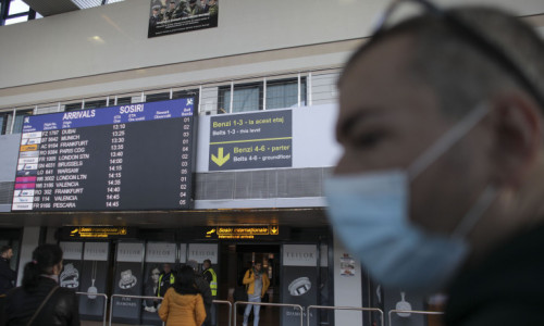 oameni aeroport covid masca inquam octav ganea