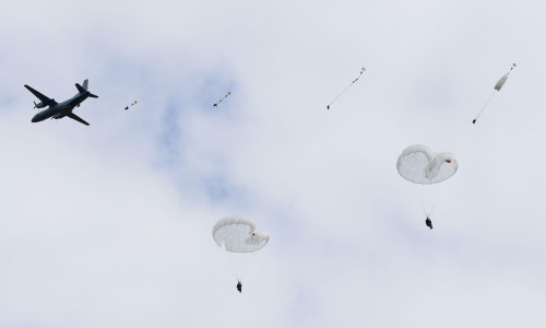 Primorye Territory, Russia. 1st Oct, 2021. Servicemen jump out of an Antonov An-26 military transport aircraft as part of a drill by the Russian Pacific Fleet's naval infantry airborne units, at the Klerk training ground. Credit: Yuri Smityuk/TASS/Alamy L