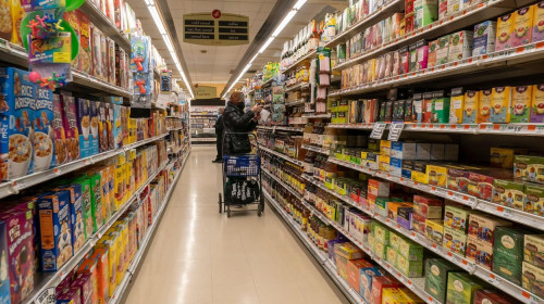 Shopping in a supermarket in New York on Tuesday, January 4, 2022. Higher grocery prices are breaking the budgets of shoppers. (© Richard B. Levine)