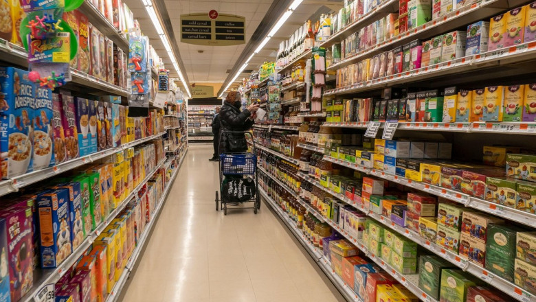 Shopping in a supermarket in New York on Tuesday, January 4, 2022. Higher grocery prices are breaking the budgets of shoppers. (© Richard B. Levine)