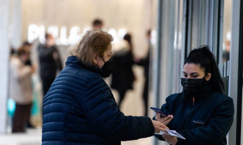 Femeie la control pentru certificatul verde profimedia