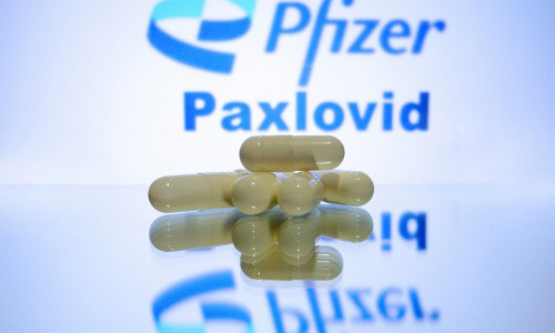 Munich, Deutschland. 28th Dec, 2021. Topic picture/symbol photo Corona pill Paxlovid from Pfizer. Anti-Covid pill: government buys a million packs. Pfizer's corona pill reduces clinical risk by 90 percent. Credit: dpa/Alamy Live News