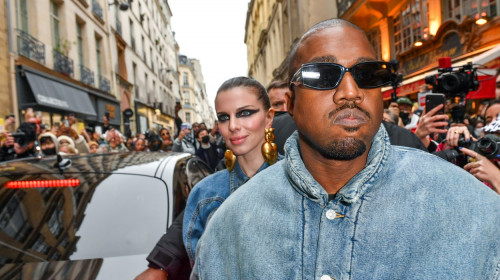 Kanye West (Ye) et sa compagne Julia Fox ŕ la sortie du défilé Homme Kenzo automne-hiver 2022/2023 au Galerie Vivienne dans le cadre de la Fashion Week de Paris