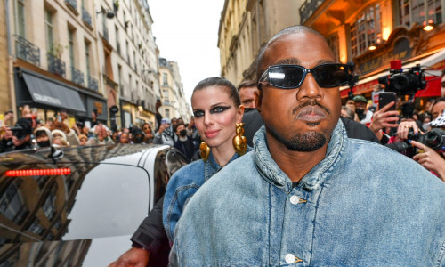 Kanye West (Ye) et sa compagne Julia Fox ŕ la sortie du défilé Homme Kenzo automne-hiver 2022/2023 au Galerie Vivienne dans le cadre de la Fashion Week de Paris