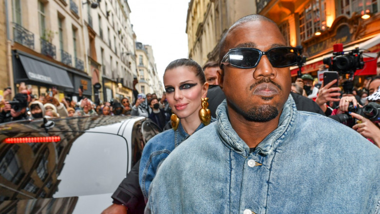 Kanye West (Ye) et sa compagne Julia Fox ŕ la sortie du défilé Homme Kenzo automne-hiver 2022/2023 au Galerie Vivienne dans le cadre de la Fashion Week de Paris