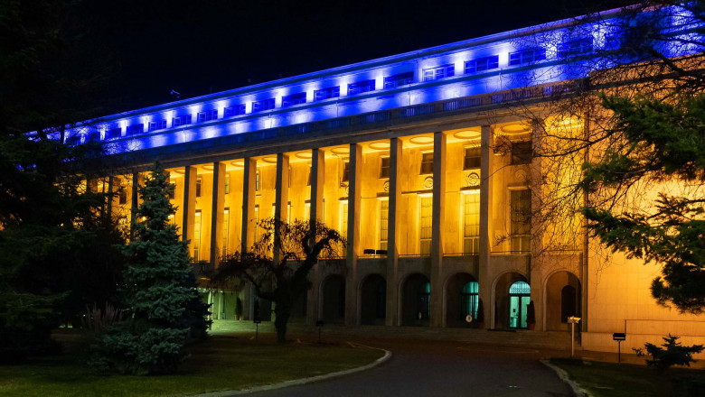 guvernul romaniei iluminat in culorile drapelului ucrainei