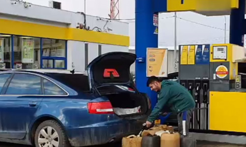 barbat la coada la benzina