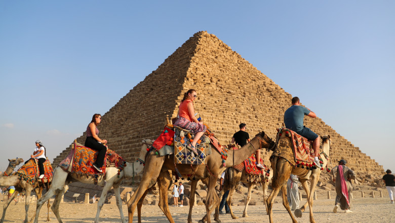 13 adolescenți au fost arestați după ce au agresat două tinere la Piramidele din Egipt. Foto: Profimedia Images