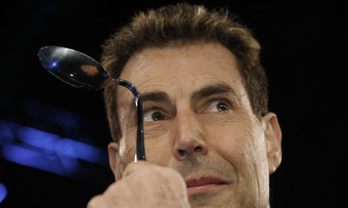 Iluzionistul Uri Geller i-a transmis lui Putin că va opri războiul nuclear cu puterea minţii sale. Foto: Profimedia Images