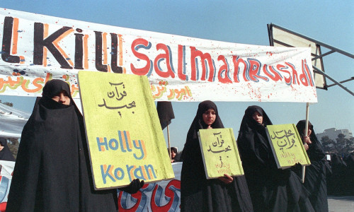 salman rushdie demonstratie in teheran feb 1989 profimedia-0068396743