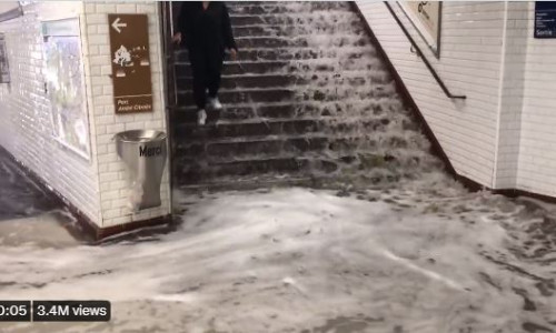 Stație de metrou din Paris inundată după o ploaie torențială.