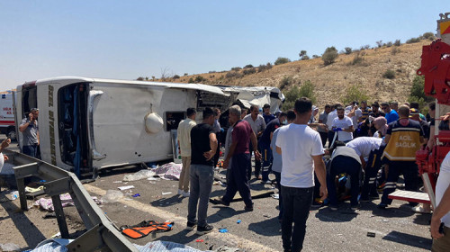 Gaziantep'teki trafik kazasında ilk belirlemelere göre 2 kişi öldü, 10 kişi yaralandı