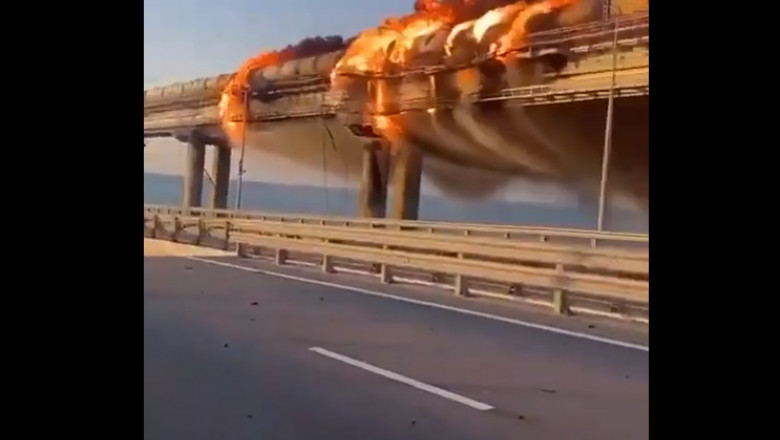 Incendiu puternic pe podul Kerci, care leagă Rusia de Crimeea
