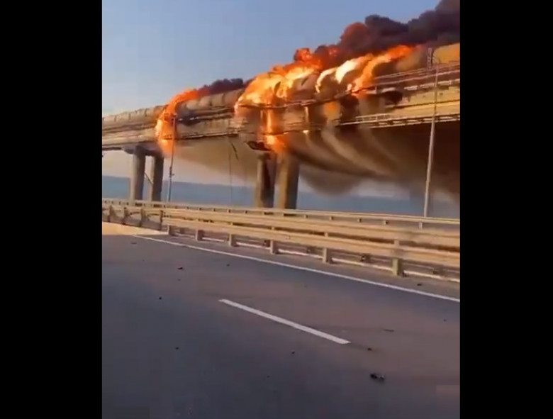 Incendiu puternic pe podul Kerci, care leagă Rusia de Crimeea
