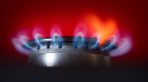 10 October 2022, Hesse, Frankfurt/Main: The flame of a gas stove burns in a kitchen. To ease the burden on gas customers, the expert commission on the gas price brake wants to propose a phased model to the German government. Photo: Frank Rumpenhorst/dpa