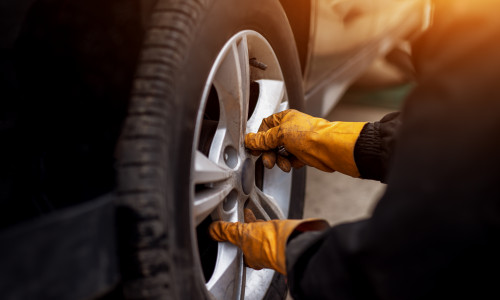 Auto,Mechanic,Man,With,Electric,Screwdriver,Changing,Tire,Outside.,Car