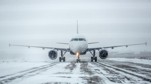 Aeroporturile din Bucureşti se pregătesc de iarnă/ Shutterstock