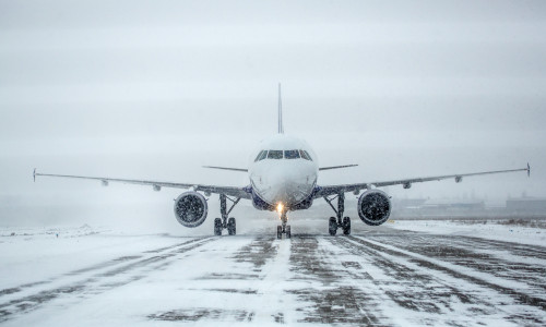 Aeroporturile din Bucureşti se pregătesc de iarnă/ Shutterstock