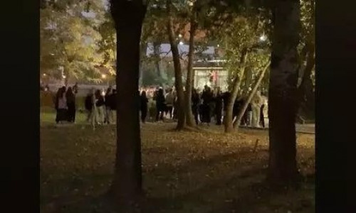 Două adolescente au ajuns la poliție după ce s-au bătut în parc pentru un băiat/ Captură video