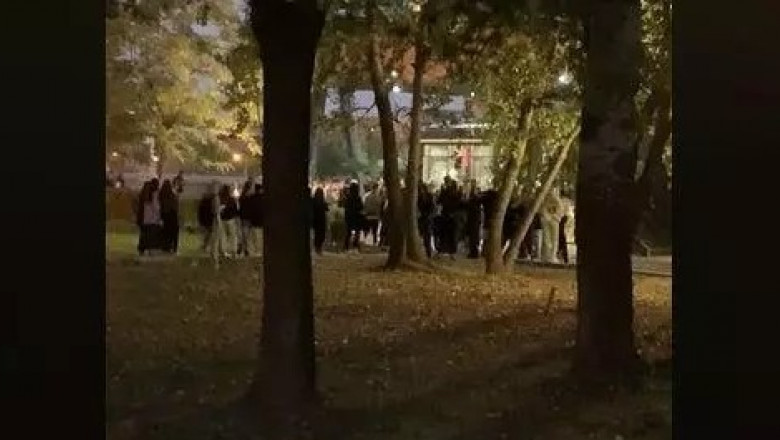 Două adolescente au ajuns la poliție după ce s-au bătut în parc pentru un băiat/ Captură video