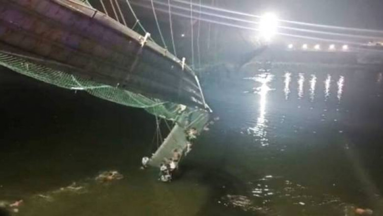 Un pod pe care se aflau sute de persoane s-a prăbuşit în India. Sunt cel puțin 68 de morţi, conform bilanţului provizoriu