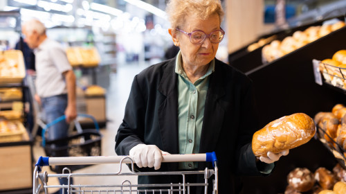 Gestul unei bătrâne care nu a avut bani să cumpere o pâine/ Shutterstock