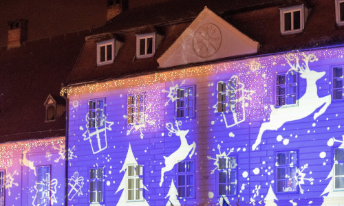 Transylvania, Romania. 17th November, 2017. Sibiu 2017 Christmas market and decoration lights, Transylvania, Romania Credit: Ungureanu Vadim/Alamy Live News