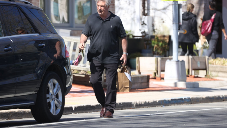Exclusive - Alec Baldwin gets a take-out lunch in East Hampton, New York, USA - 30 Apr 2022