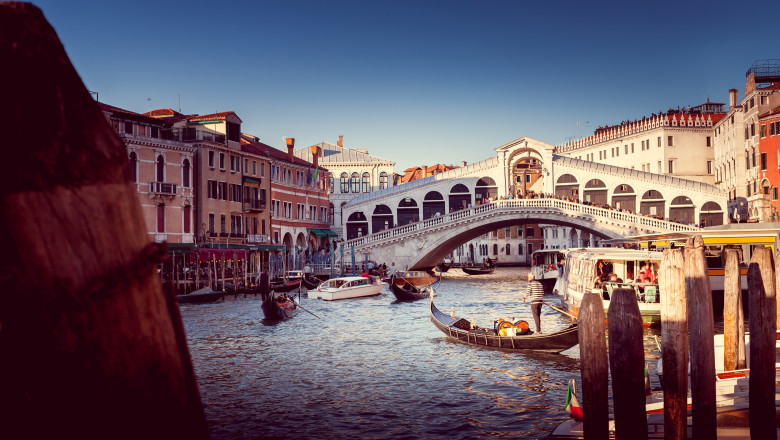 Famous,Bridge,In,Venice,,Called,The,Rialto,Bridge