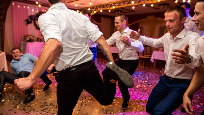 Dansul mirilor s-a transformat în dansul socrilor/ Shutterstock