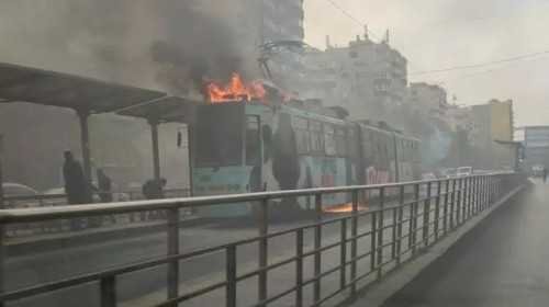 Momentul când un tramvai a luat foc brusc/ Captură video