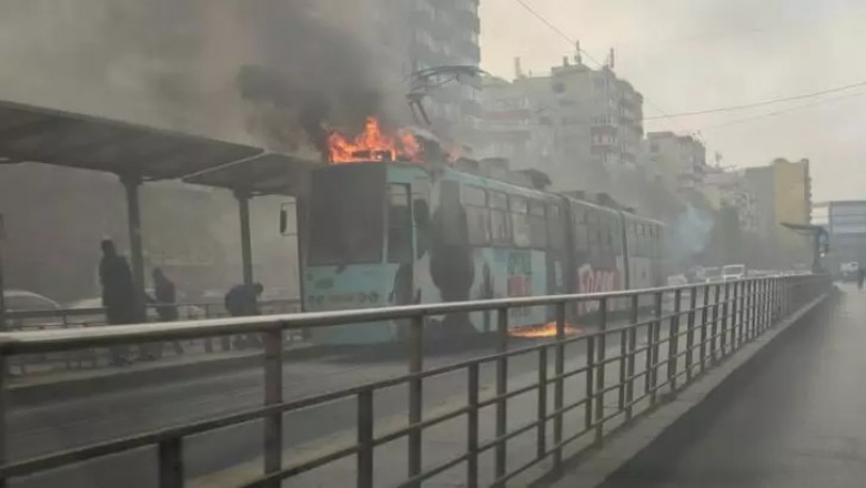 Momentul când un tramvai a luat foc brusc/ Captură video